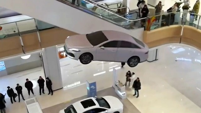 8岁的我试图搞明白车是怎么弄进商场里的