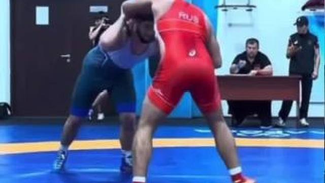 哈哈两只大鲶鱼在泥地里拍打翻滚的感觉！大级别摔摔的那种重击反弹的质感是小级别没有的～#自由式摔跤 #