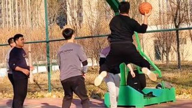 这是什么球风？每一球都在意料之外。#篮球需要沉淀 #这也许就是篮球的意义吧 #篮球技巧