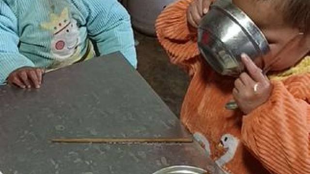 大双喝完了才拿给小双。#内容启发搜索