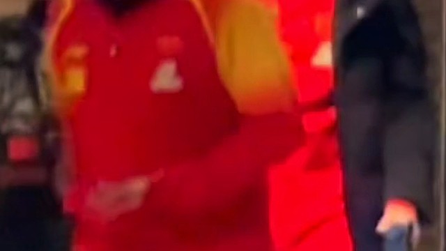 莎头一大早出发啦，大家穿着运动服，应该有活动要参加