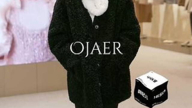 必抢氛围感拉满外套，穿上它秒变时尚焦点。 #谁穿谁好看系列 #穿出高级感 #秋冬穿搭分享 #毛呢大衣