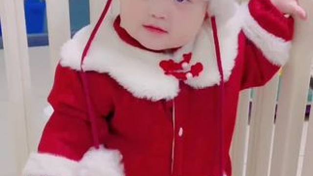 过年就要给女儿穿红色的，喜庆又好看#宝宝过年拜年服 #生女儿就是用来打扮的 #萌娃新年战袍挑好了吗 
