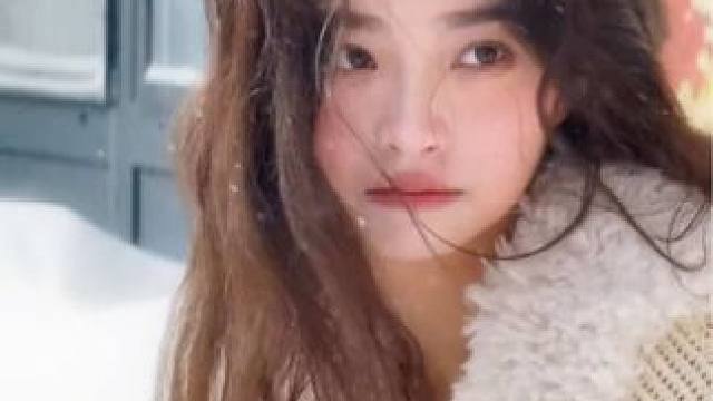 BGM一响 雪来了 #氛围感 #变装 #雪中氛围感照片 #冬天该有的样子