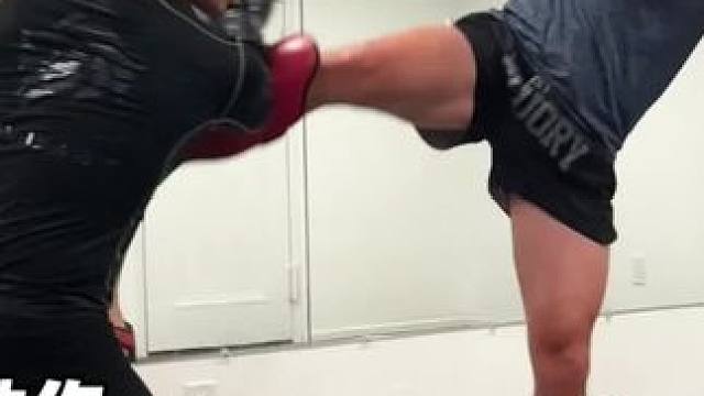 泰拳培训 从单击标准动作、基础发力、到组合连击技术，每一个漂亮的动作背后都有无数细节结合在一起，动作