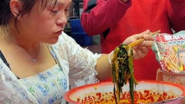 美女一口一盆青菜，把阿姨都看呆了~狂赚阿姨5箱螺蛳粉~#螺蛳粉