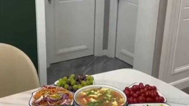 这款山茶花六角拼盘，6个盘子再配一个汤盆，怎么摆都好看，可以放进烤箱微波炉加热，#六角拼盘  #山茶