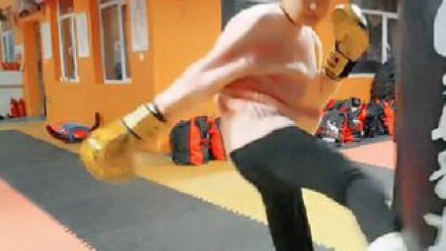 每次训练，都是挑战自我。从基础的出拳、踢腿，到灵活的躲闪、移步，孩子们在汗水里学会坚持与专注。#国武