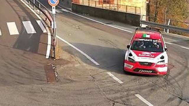 同样是面对这个上坡回头弯 ，不同车手搭配不同车型，过弯姿态大相径庭，你们觉得第几位过弯用时最短！#w