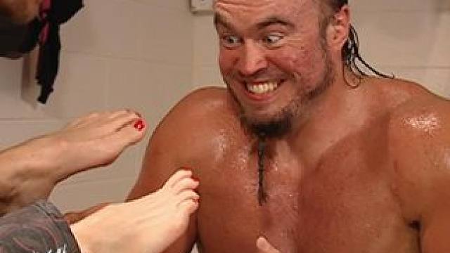 打比赛奖励玉足，你能接受吗？ #wwe #摔角