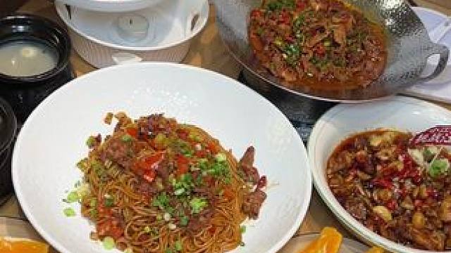 在小江溪江西小炒(成都万象城店)，你可以品尝到以旺火爆炒，鲜辣有锅气的江西美食，
，团购活动火热进行