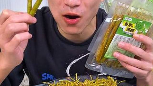 爱吃香菜的宝子有福了!湖南这个香菜辣条，吃一口就爱上!#迫剧小零食 #零食推荐  #辣条 #好吃到停