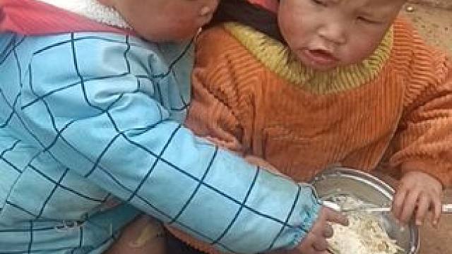 小双的吃完了，见大双没吃完就去哄大双的吃。#内容启发搜索