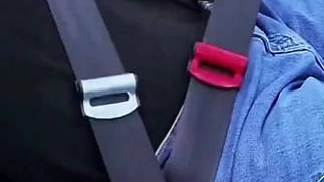#上热门 #超便宜超划算很哇塞 安全带限位器，开车防止勒脖子，勒肚子，美观实用上档次#安全带限位器 