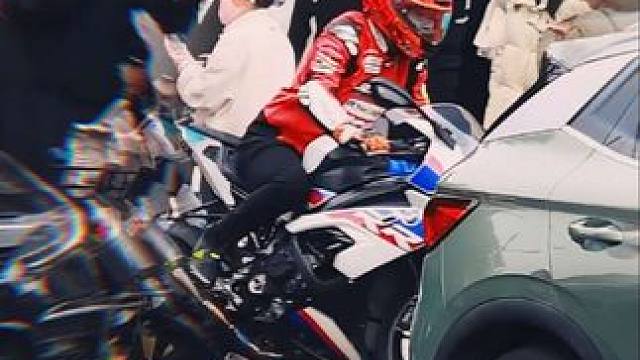 真男人开扎古戴扎古头盔 #上海街拍 #爱机车爱生活  #宝马RR #MS-06S扎古联名头盔