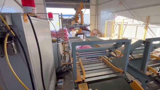 12月31日晚，雷军在小米汽车工厂举办跨年直播
立下FLAG明年交付目标为30万辆
2025，你的F