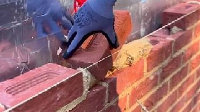 英国传统建房的红砖砌筑清水墙。 #砌墙施工 #红砖墙 #施工工艺 #结实耐用