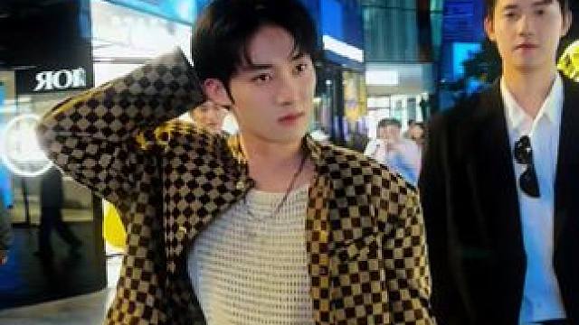 恋爱互动剧《无法抗拒的他们》 #无法抗拒的他们 破次元壁，今天老公团去三里屯为大家挑新年礼物咯引起现