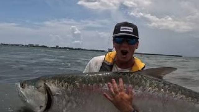 小伙钓到一条大海鲢 #国外视频分享 #好大一条鱼 #钓鱼的乐趣只有钓