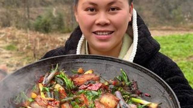 今天摘了很多红菜苔，配着腊肉做个美味下饭菜 #美食 #农村生活 #记录生活