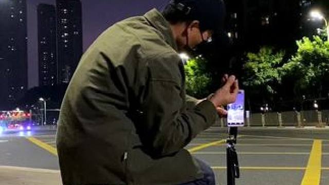 倘若生活如意，谁又愿意颠沛流离…冷冷街头长夜，拥抱每个孤独的夜晚…。夜景车流试试这样拍。#手机摄影 