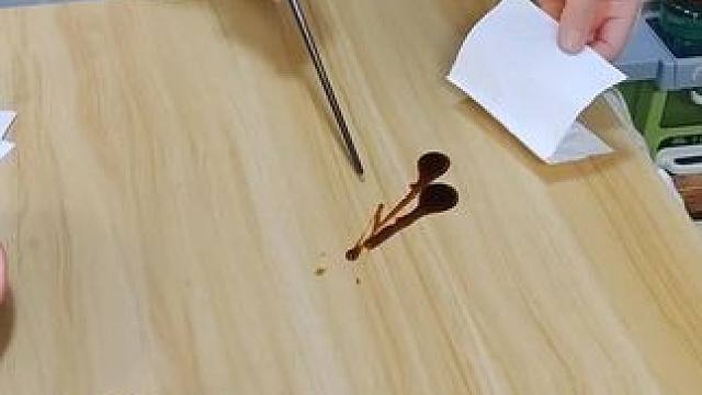 如何快速清理桌面上的污渍？#一定要看到最后