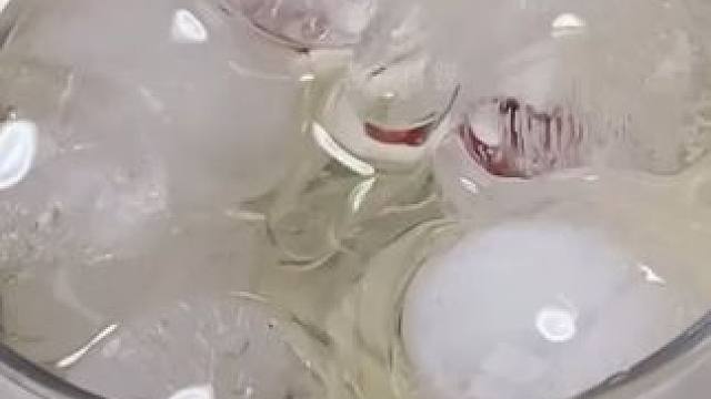 看完苹果汁的加工过程才知道，原来是这样制作的#苹果汁 #三农 #苹果 #榨汁