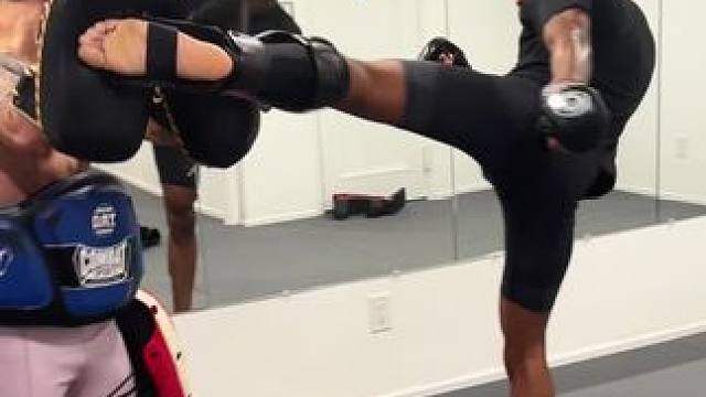 泰拳培训 他太勤奋了
在保证正常工作的情况下，每天二到三练
为了比赛，很拼[强]