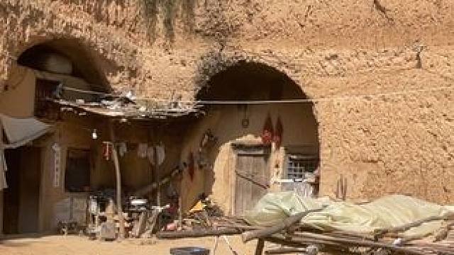 小山村里的风景，虽平淡，但耐看。也许生活并不便利，却最温暖的治愈。长大后才明白，平凡无奇的小村里藏着