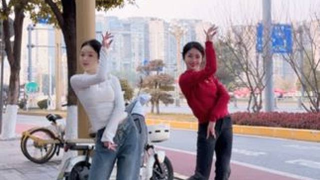 音乐一响，年味儿这不就来了吗 #过年氛围提前搞起来了 #国风舞蹈才是年味天花板 #用舞蹈迎接新的一年