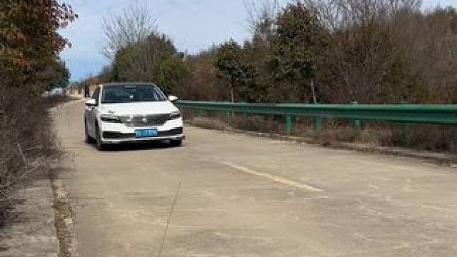 普通人开辆朗逸就已经很不错了，落地10个，好开又省油，能够遮风挡雨代步足够了#人生第一辆车 #朗逸 