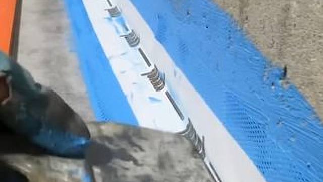 卫生间防水贴砖，防水材料不兑水，该刷都刷不偷工。 #防水涂料 #卫生间防水 #防水施工现场 #结实耐