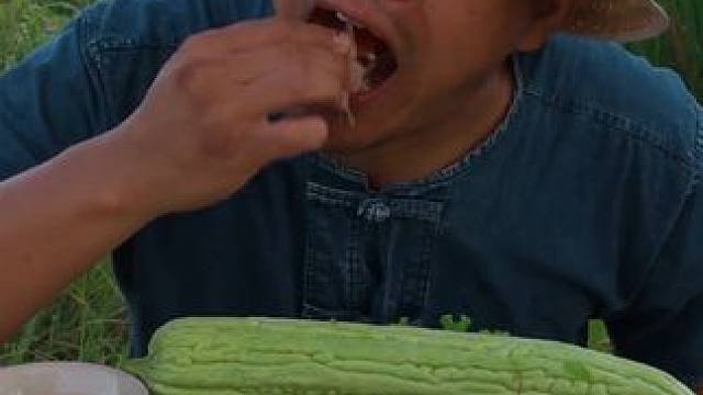 大苦瓜泰式甜辣酱️脆皮烤乳猪 #泰国美食 #户外美食 #美食 #内容启发搜索