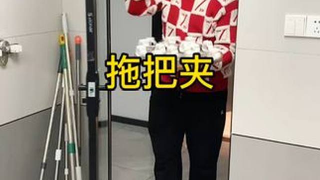 吸盘拖把架 家里的拖把像这样挂在墙壁上面不就卫生方便多了，装门后面既美观还不会影响开关门 #免打孔 