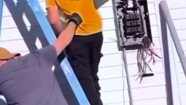 危险的电工#电工 #电工接线 #危险动作请勿模仿 #电力工人 #电力施工