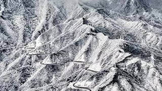 泥巴山垭口是翻越大象岭这个著名的分水岭的必经之路#泥巴山冰雪路段 #泥巴山垭口#敬畏自然  #云雾缭