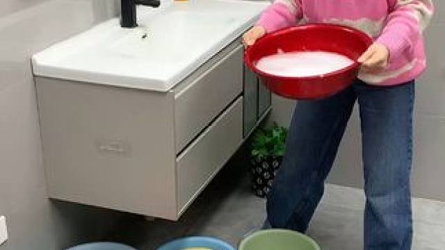 吸盘脸盆挂钩 这款吸盘脸盆挂钩 真不错，免打孔上墙，全家的脸盆都能上墙收纳不占地方，大号脸盆也没问题