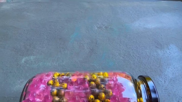 楼梯滚瓶子爆破解压时刻