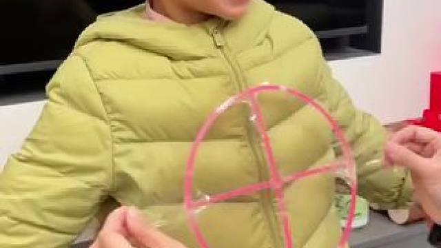 来跳舞吧，过年了就得这么玩，大人小孩一起玩!#过年氛围提前搞起来了 #亲子互动 #荧光棒之舞 #荧光