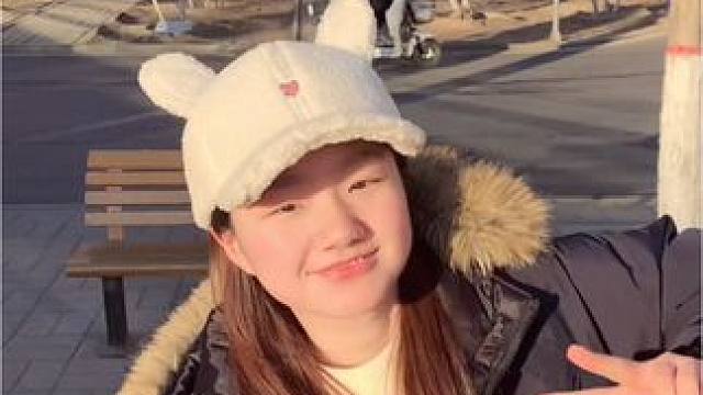 对着镜头比个✌#登陆少年新歌比耶手势舞 #2025