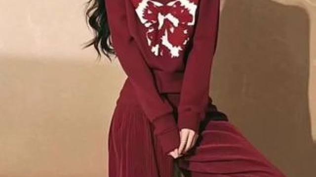 新年穿这套红色套装也太洋气了吧！ 这套红色系穿搭真的好绝～蝴蝶印花卫衣搭配同色阔腿裤，上身遮肉显瘦，