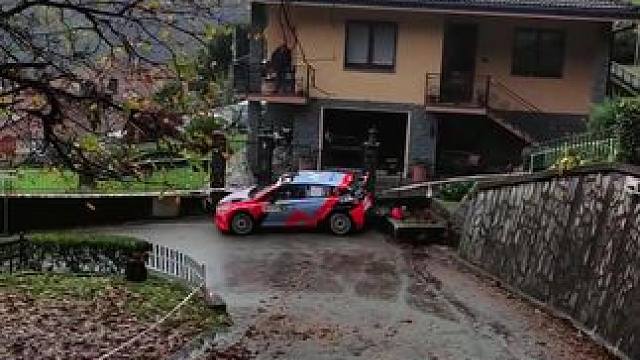 湿滑路面暗藏玄机，车手每次入弯都危机四伏#wrc拉力赛