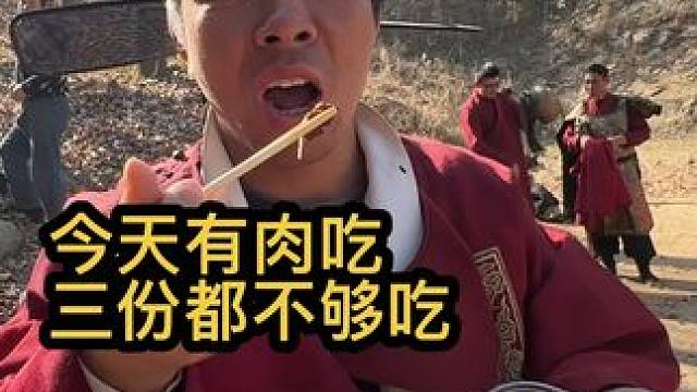 群众演员伙食加餐，每人分一小块肉，40岁小伙一人干三份盒饭 #群众演员伙食 #群众反映的诉求问题值得