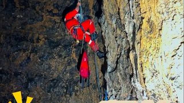 深入洞穴绳降百米后，发现坑底存在各种神奇之物，究竟是什么？ #洞穴探秘 #旅行阿杰 #专业运动请在专