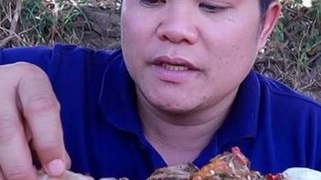 泰式️酸辣无骨鸡爪凉拌大毛蛤米粉 #泰国主播吃美食视频 #内容启发搜索 #泰国大叔#