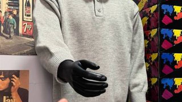 兄弟们，秋冬衣柜里的C位必须给这件毛衣！软乎乎的面料，亲肤舒适，毛衣针法紧密厚实，保暖性直接拉满。时