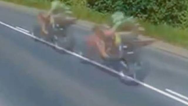 曼岛tt残影飞驰名场面， #摩托车比赛 #曼岛tt #专业动作请勿模仿