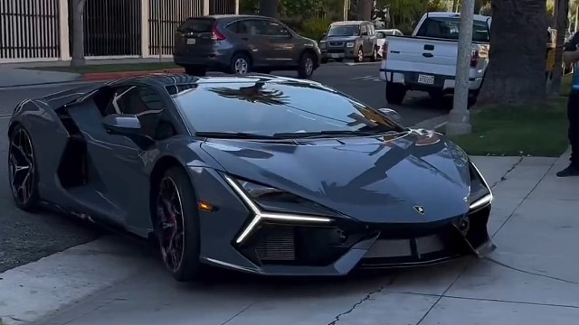 这车有啥用，能帮家里父母多装点玉米往家里运嘛