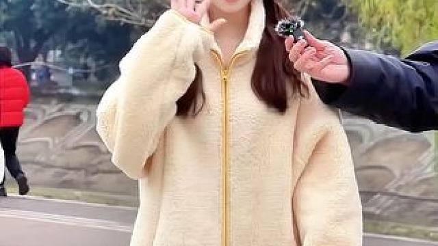 这么可爱的妹妹谁会不喜欢啊！ #街头采访#成都 #甜妹 #扭一扭