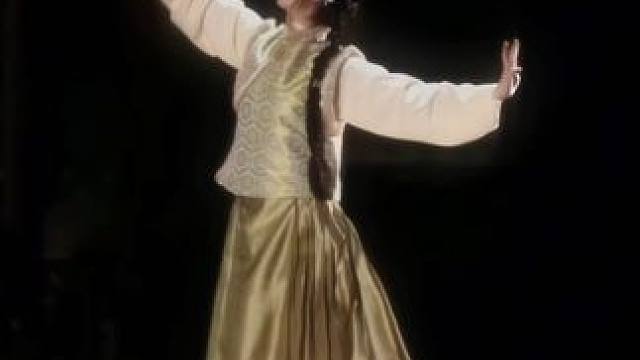 梨花香 缠着衣角掠过熙攘#翻跳 #古典舞 #霜雪千年 #汉服